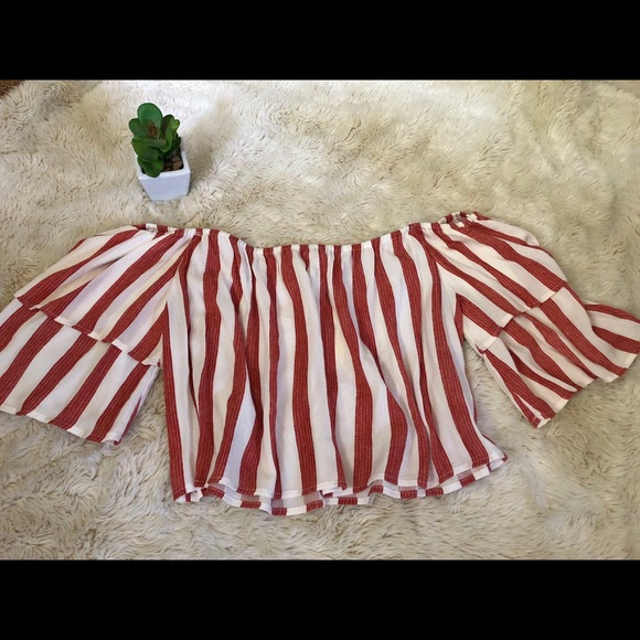 🌸🌾 SOLD!!!!!!Beautiful Off the shoulder top🌸🌾 - Picture 1 of 3